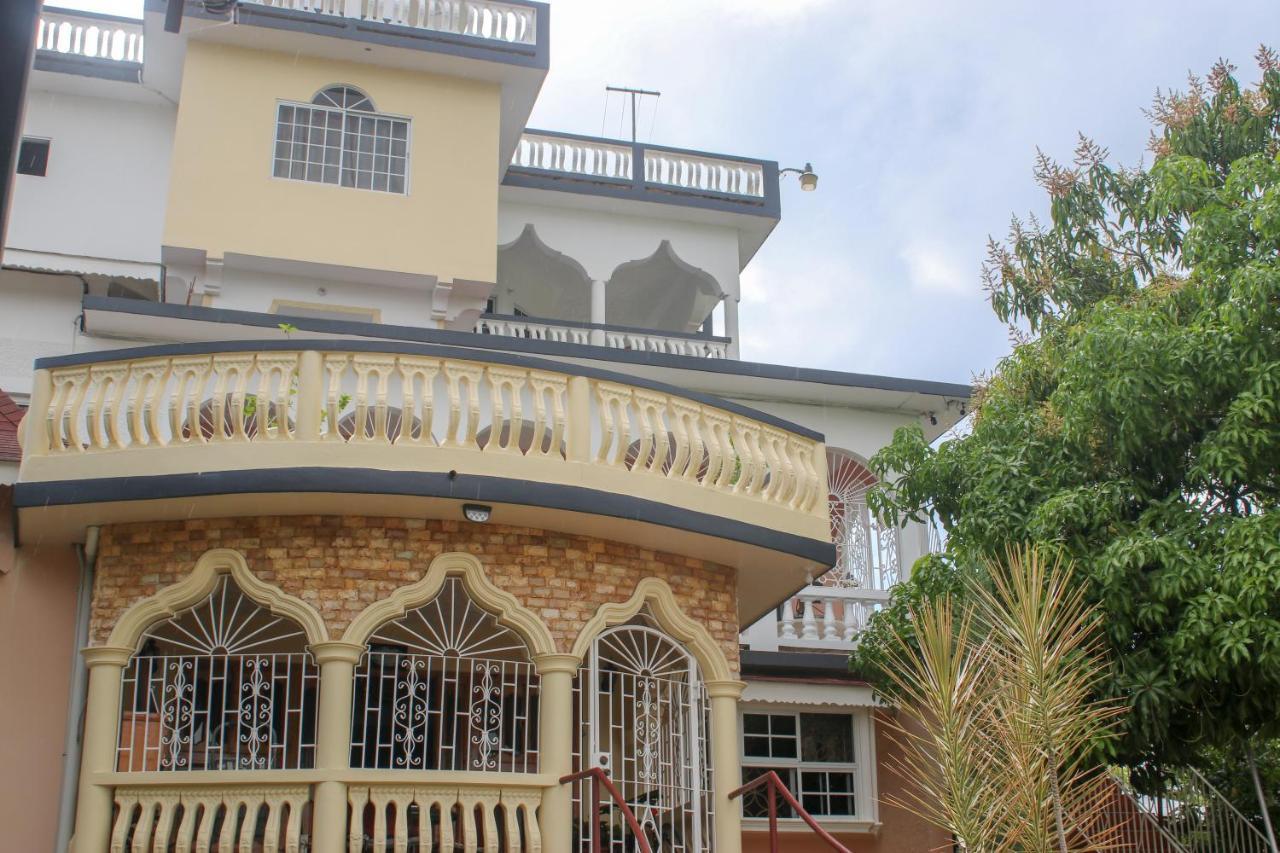 Van Villa Guesthouse Negril Bagian luar foto