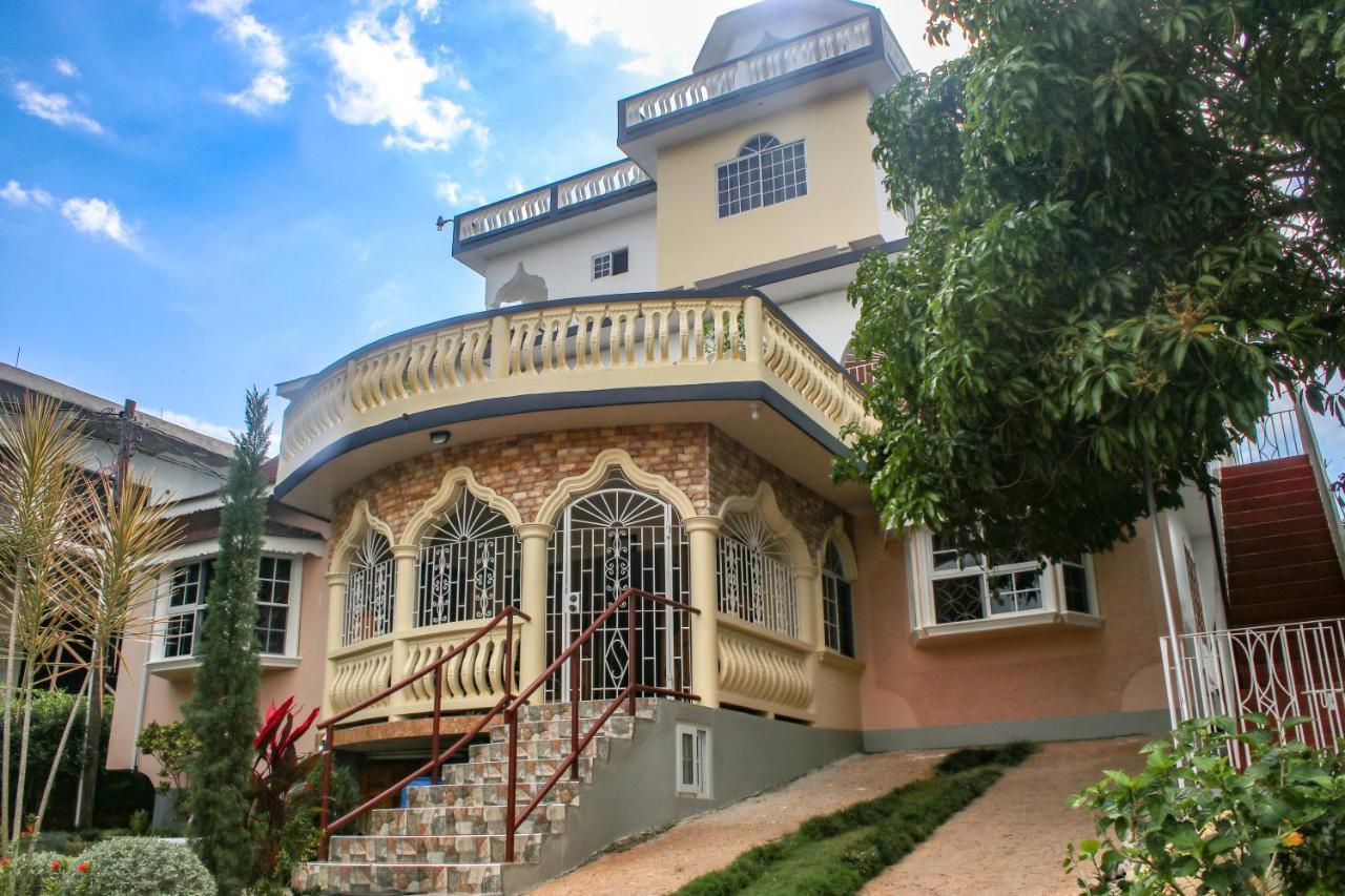 Van Villa Guesthouse Negril Bagian luar foto