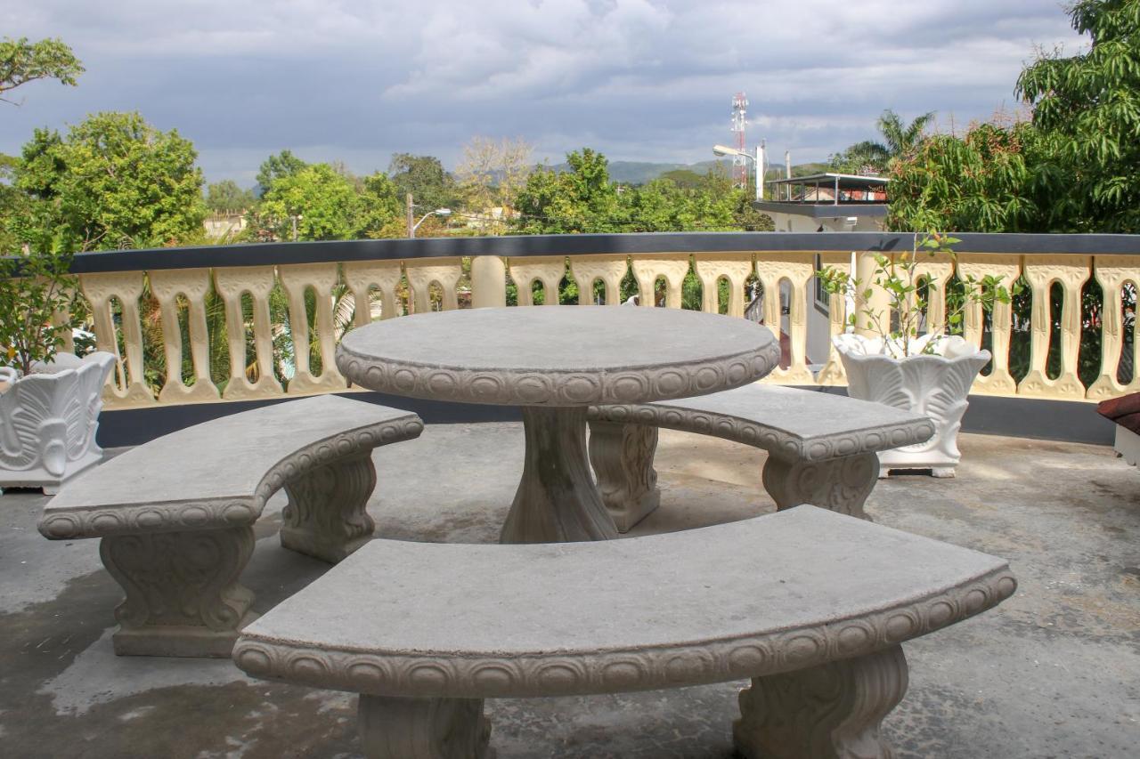 Van Villa Guesthouse Negril Bagian luar foto