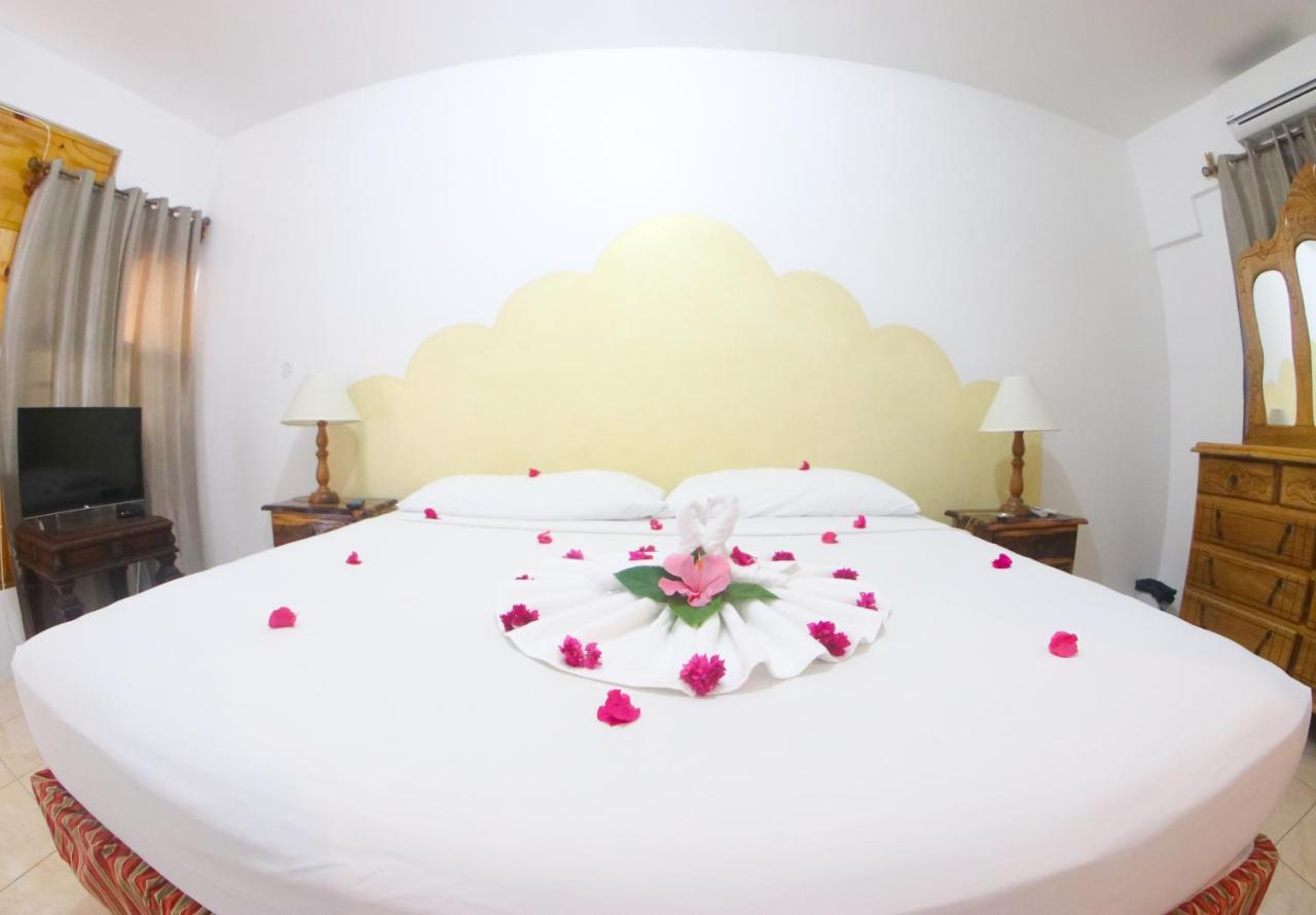 Van Villa Guesthouse Negril Bagian luar foto