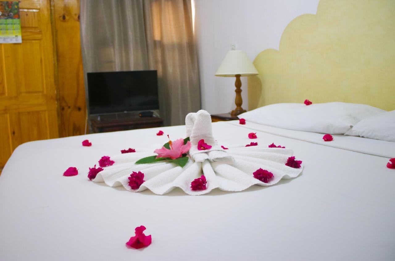 Van Villa Guesthouse Negril Bagian luar foto